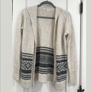 Hollister oatmeal colored cardigan